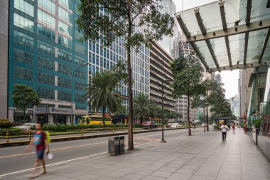 Makati, Metro Manila, Filipinler - Ağustos 2018: Ayala Bulvarı ve Makati City 'deki finans kuleleri
