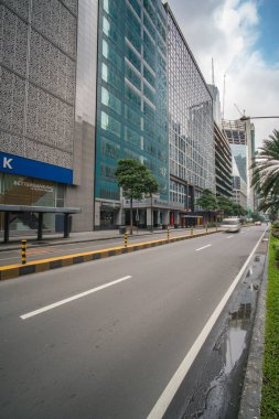 Makati, Metro Manila, Filipinler - Ağustos 2018: Ayala Bulvarı ve Makati City 'deki finans kuleleri