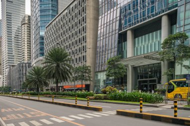 Makati, Metro Manila, Filipinler - Ağustos 2018: Ayala Bulvarı ve Makati City 'deki finans kuleleri