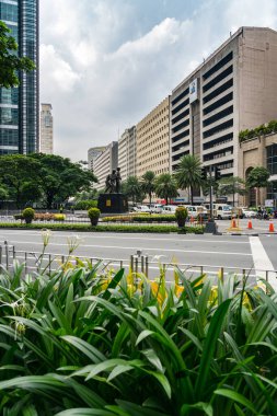 Makati, Metro Manila, Filipinler - Ağustos 2018: Makati City 'deki Ayala Caddesi' nin dikey fotoğrafı 