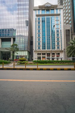 Makati, Metro Manila, Filipinler - Ağustos 2018: Boş sokak ve finans binalarının dikey fotoğrafı 
