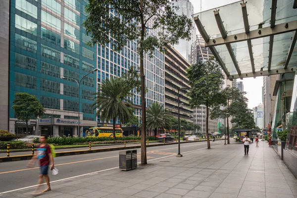 Makati, Metro Manila, Filipinas - Agosto 2018: Avenida Ayala y torres de oficinas financieras en la ciudad de Makati — Foto de Stock