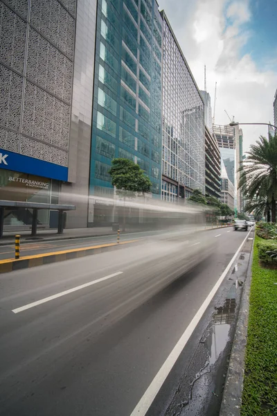 Makati, Metro Manila, Filipinas - Agosto 2018: Avenida Ayala y torres de oficinas financieras en la ciudad de Makati — Foto de Stock