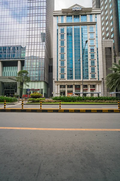 Makati, Metro Manila, Filipinas - agosto 2018: Foto vertical de la calle vacía y las torres de oficinas financieras — Foto de Stock