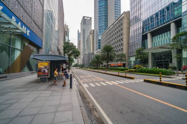 Makati, Metro Manila, Filipinler - Ağustos 2018: Ayala Bulvarı ve Makati City 'deki finans kuleleri