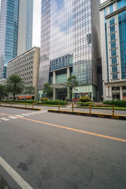 Makati, Filipinler - Ağustos 2018: Ayala Bulvarı ve mali ofis binalarının dikey fotoğrafı 