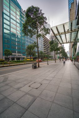 Makati, Metro Manila, Filipinler - Ağustos 2018: Ayala Bulvarı ve Makati City 'deki finans kuleleri