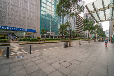 Makati, Metro Manila, Filipinler - Ağustos 2018: Ayala Bulvarı ve Makati City 'deki finans kuleleri