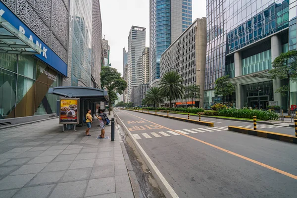 Makati, Metro Manila, Filipinas - Agosto 2018: Avenida Ayala y torres de oficinas financieras en la ciudad de Makati — Foto de Stock