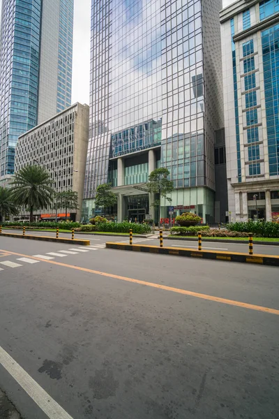 Makati, Filipinas - agosto 2018: Foto vertical de Ayala Avenue y edificios de oficinas financieras — Foto de Stock