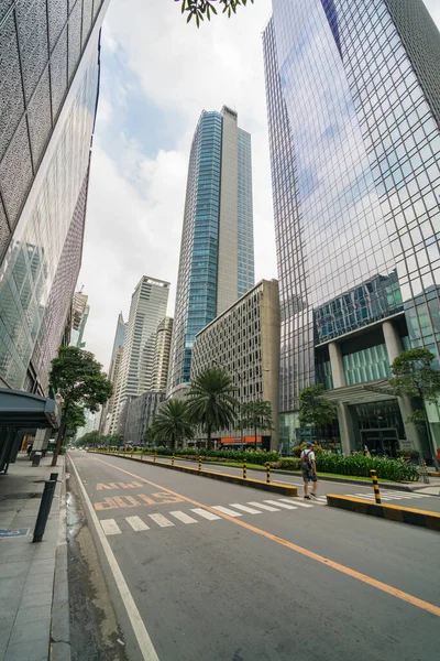 Makati, Filipinas - agosto 2018: Edificios de oficinas financieras a lo largo de la calle vacía durante el cierre — Foto de Stock