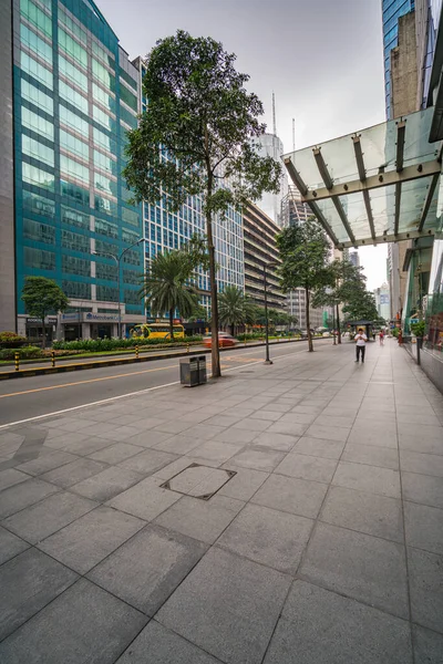 Makati, Metro Manila, Filipinas - Agosto 2018: Avenida Ayala y torres de oficinas financieras en la ciudad de Makati — Foto de Stock