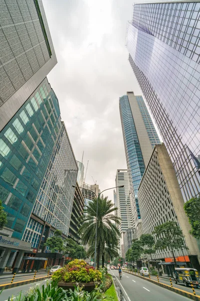 Makati, Metro Manila, Filipinas - Agosto 2018: Avenida Ayala y torres de oficinas financieras en la ciudad de Makati — Foto de Stock