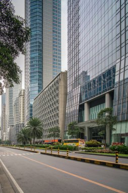 Makati, Metro Manila, Filipinler - Ağustos 2018: Ayala Bulvarı ve Makati City 'deki finans kuleleri