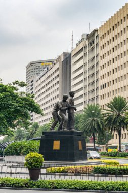 Makati, Metro Manila, Filipinler - Ağustos 2018: Yol kesişimindeki anıtın dikey fotoğrafı