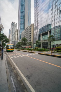 Makati, Filipinler - Ağustos 2018: Filipinler 'deki Ayala Bulvarı' nda yüksek ofis binası bulunan finans bölgesi 