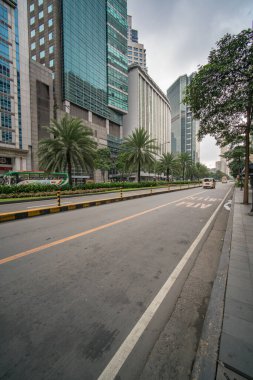 Makati, Metro Manila, Filipinler - Ağustos 2018: Ayala Bulvarı ve Makati City 'deki finans kuleleri