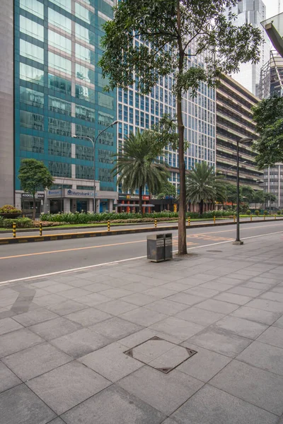 Makati, Metro Manila, Filipinler - Ağustos 2018: Mali bölgede Ayala Maliyesi boş sokak