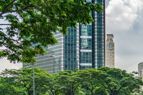 Torre financiera futurista y árboles en el parque fuera del edificio — Foto de Stock