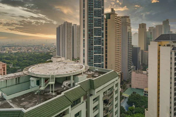 Dramatik gökyüzü altında Makati şehrinde gökdelenler yükseliyor — Stok fotoğraf
