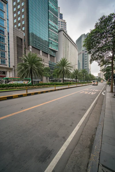 Makati, Metro Manila, Filipinas - Agosto 2018: Avenida Ayala y torres de oficinas financieras en la ciudad de Makati — Foto de Stock