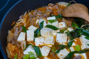 Ev yapımı Kore kimchi jjigae çorbası ve tofu.