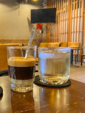 Yoğunlaştırılmış sütlü Vietnam yüzgeci kahvesinin dikey fotoğrafı