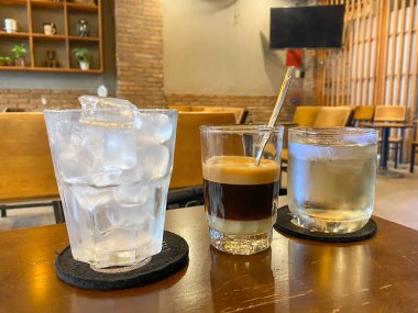 Konsantre süt ve buzlu geleneksel Vietnam yüzgeci kahvesi.