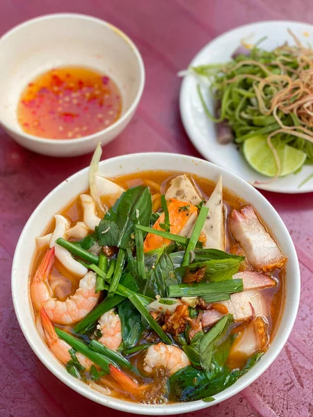 Populaire Vietnam zeevruchten noedels soep - Bun Mam noedels — Stockfoto