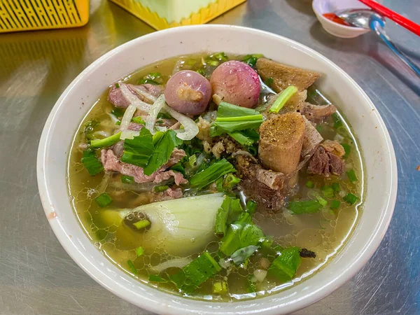 Sopa de macarrão de carne bovina Pho servida com legumes frescos em Saigon — Fotografia de Stock