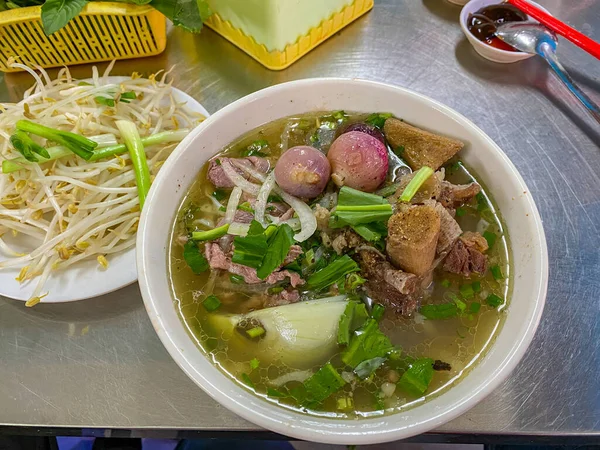 Vietnam Pho brodo di noodles di manzo servito con verdure fresche — Foto Stock