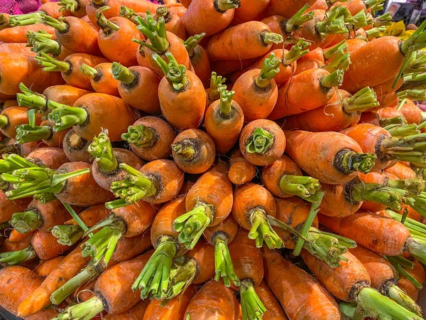 Pile of fresh carrots for sale at supermarket — Stock Photo, Image