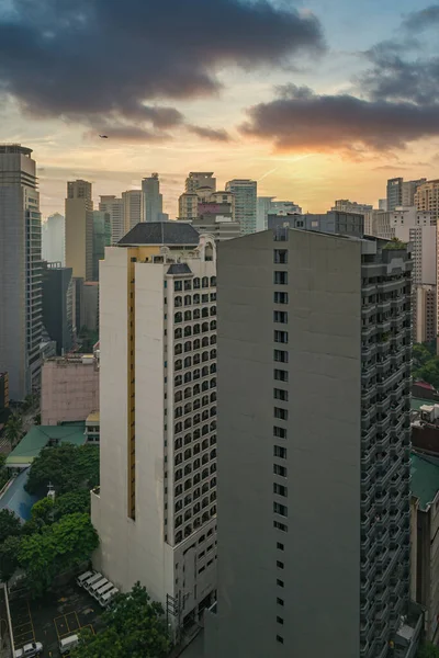 Rascacielos de gran altura en Makati City bajo un cielo dramático — Foto de Stock