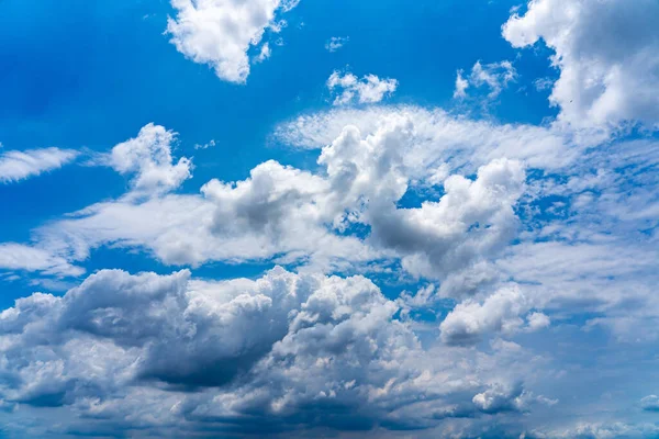 Piękne białe chmury na błękitnym tle nieba — Zdjęcie stockowe