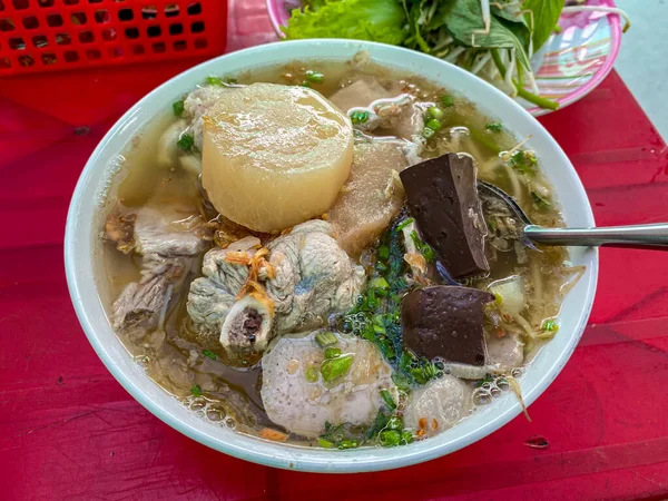 Tigela de delicioso macarrão de porco vietnamita no mercado de comida de rua — Fotografia de Stock