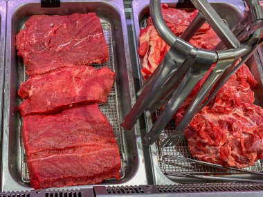 Kasapta satılık taze et var. 