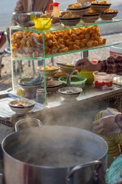 Vietnam tarzı yerel çorba sokak yemekleri satıcısı.