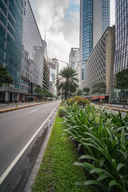 Makati, Metro Manila, Filipinler - Ağustos 2018: Ayala Bulvarı ve Makati City 'deki finans kuleleri