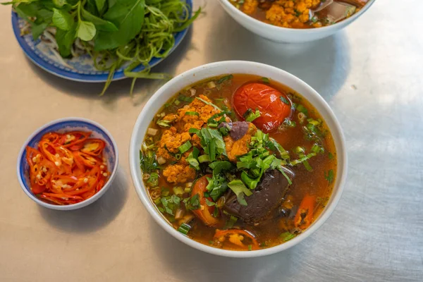 おいしいスパイシーなカニとカタツムリの麺, Bun Rieu -ベトナム料理 — ストック写真