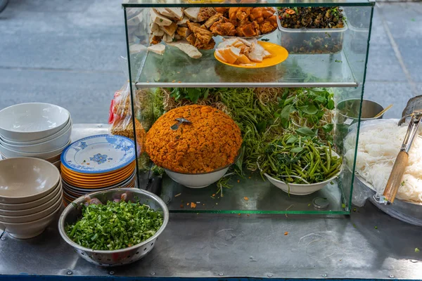 Typisch vietnamesischer Street-Food-Stand und Zutaten für Nudelsuppe — Stockfoto