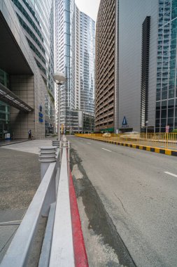 Makati, Metro Manila, Filipinler - Ağustos 2018: Makati City 'deki boş caddenin dikey fotoğrafı 