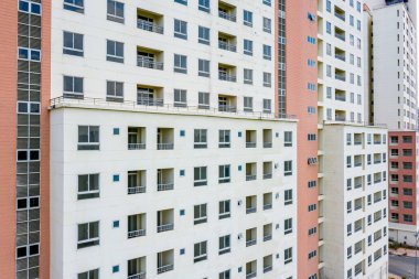 Beyaz boyalı ve pencereli apartman binaları.