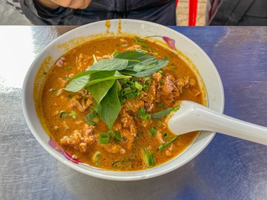 Bir kase lezzetli satay soslu şehriye, Vietnam mutfağı.