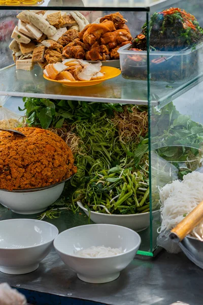 Typisch vietnamesischer Street-Food-Stand und Zutaten für Nudelsuppe — Stockfoto