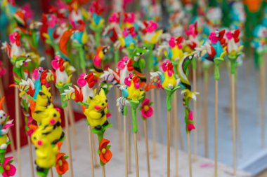 Çocuklar için geleneksel Çin oyuncağı. Hamurdan yapılmış küçük heykelcikler. 