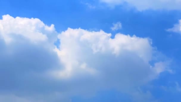 Yazın mavi gökyüzünde süzülen güzel zaman dilimi beyaz bulutları — Stok video