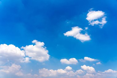 Tipik kümülüs beyaz bulutlar açık mavi gökyüzünde