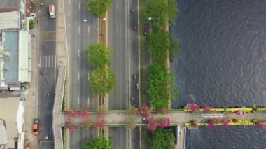 Ho Chi Minh şehrindeki nehir kenarı trafiğinin güzel 4K görüntüsü.