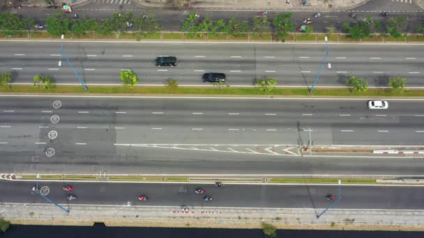 Luchtfoto rechtstreeks top view video van stedelijk verkeer op de snelweg — Stockvideo