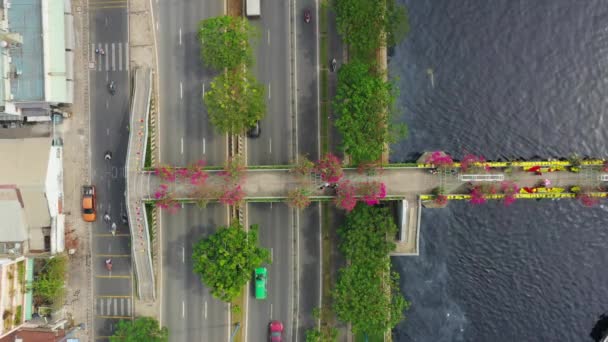 Luftaufnahme des morgendlichen Verkehrs auf Autobahn und Blumenbrücke in Vietnam — Stockvideo
